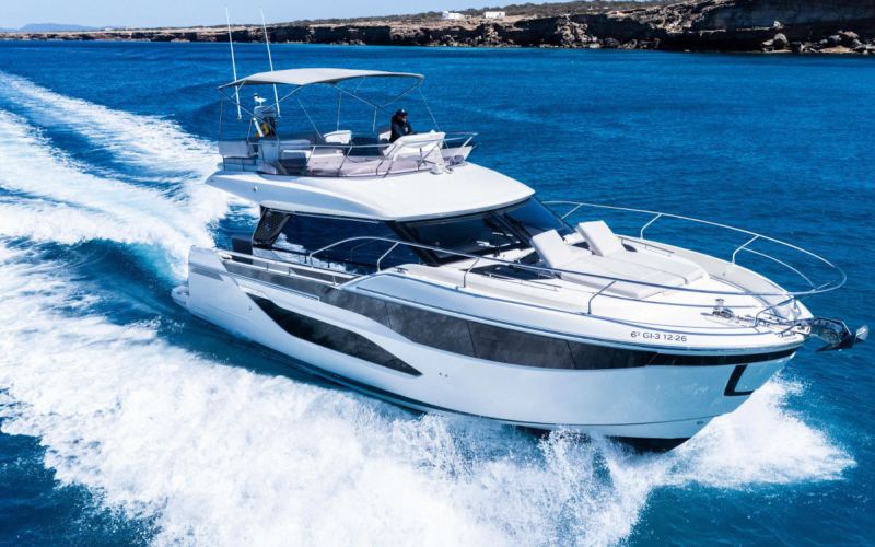 Alquilar barco con patrón en Santa Eulalia: ventajas y funcionamiento