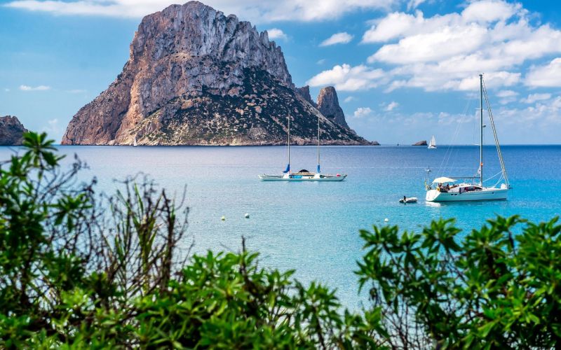 Los 5 mejores lugares de playa para tu día en lancha rápida por Ibiza y Formentera