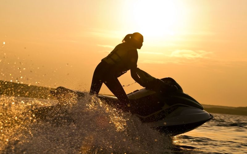 Los mejores deportes acuáticos para probar en un barco de alquiler en Ibiza y Formentera