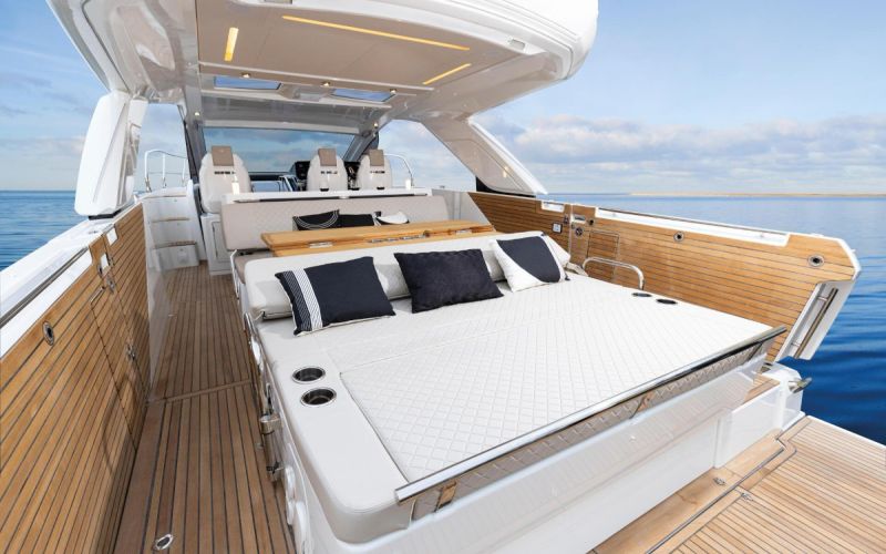 Por qué Santa Eulalia es la mejor zona para alquilar un barco en Ibiza